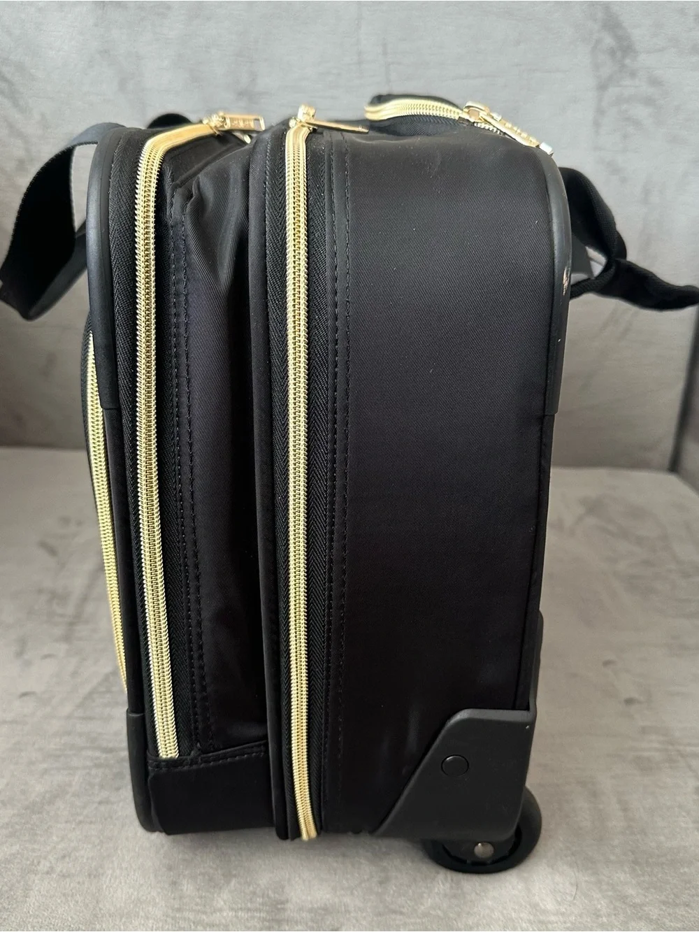 Quilted Black Laptop Travel Bag Gold Zippers Expandable Handle w/ Wheels Leke